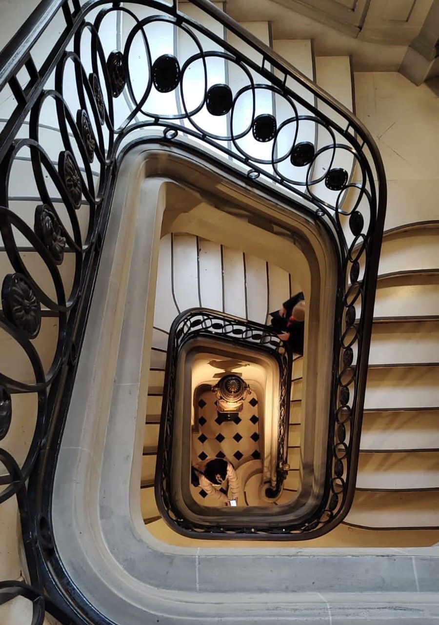 Escalier haussmannien en colima&ccedil;on, suivi de r&eacute;novation
