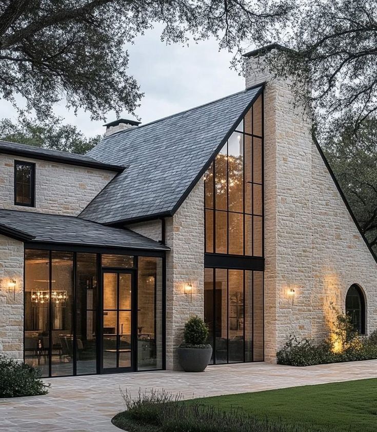 Pr&eacute;sence architecturale r&eacute;guli&egrave;re dans une maison secondaire